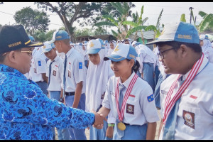 Penyerahan penghargaan kepada siswa berprestasi oleh Kepala Sekolah