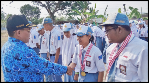 Penyerahan penghargaan kepada siswa berprestasi oleh Kepala Sekolah