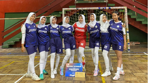 Tim Futsal Putri SMAN 1 Nguntoronadi Raih Juara 3 di Turnamen 